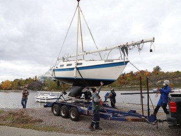 A crane was used to lift a sailboat out of Ramsey Lake at the Sudbury Yacht Club in Sudbury, Ont. on Friday October 2, 2020. The crane was used to remove all the boats from the water to wrap-up the sailing season. John Lappa/Sudbury Star/Postmedia Network