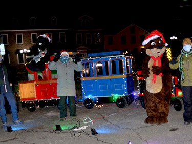 The Aquatarium float, with its dancing attendants, included Oscar the Otter and Justin Beaver.