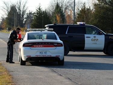 Lambton OPP talk to Anishinabek police at a barricade at Indian and Greenbird lanes on Sunday November 8, 2020 in Kettle Point First Nation, Ont. Terry Bridge/Sarnia Observer/Postmedia Network