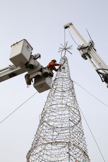 Jeremie Ducharme, of Greater Sudbury Hydro, sets up a tree for the Sudbury Charities Foundation's annual Festival of Lights on the grounds of Science North in Sudbury, Ont. on Friday November 6, 2020. The Festival of Lights virtual launch party will be held on Nov. 22 at 6:30 p.m. John Lappa/Sudbury Star/Postmedia Network