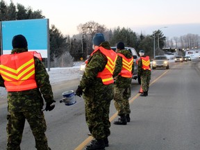 22 Wing/CFB North Bay personnel line Airport Road Tuesday morning to accept food and cash donations for the North Bay Food Bank.
PJ Wilson/The Nugget