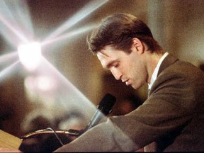 Patrick Roy under the spotlights during a news conference explaining his departure from the Canadiens on Dec. 4, 1995, in Laval.