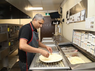 Muhammad Afzal, franchise owner of Papa Murphy's Pizza at 499 Notre Dame Ave. in Sudbury, Ont., prepares a pizza order on Thursday January 28, 2021. John Lappa/Sudbury Star/Postmedia Network