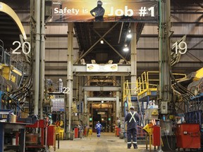 Safety reminders hang over a heavy hauler maintenance shop at Suncor Energy's base plant, located north of Fort McMurray, Alta., on Wednesday September 27, 2017. Vincent McDermott/Fort McMurray Today/Postmedia Network ORG XMIT: POS1709271635232792