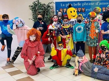 The students from École Ste-Marie (Azilda) keep smiling behind their masks. Grade 5 students in Mme Anne's class recently dressed up as clowns and then paraded through the school to spread joy and make their classmates smile. The student clowns took the opportunity to distribute flowers to staff members to thank them for their dedication and continued work. This beautiful gesture was truly appreciated and made a difference. Supplied photo