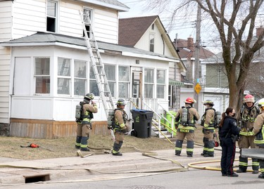 Firefighters and police respond to a blaze at 218 Gloucester St., in Sault Ste. Marie, Ont., on Tuesday, March 30, 2021.  (BRIAN KELLY/THE SAULT STAR/POSTMEDIA NETWORK)