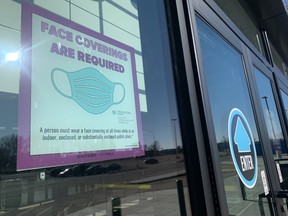 A masking reminder sign at one of the entrances of Sherwood Park Mall. As of Monday, April 19, Alberta Health reported 341 active COVID-19 cases in Strathcona County — 266 in Sherwood Park and 75 in the rural portion of the county. Lindsay Morey/News Staff