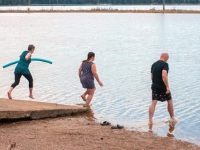 Kathie Hogan, left, Kelsey Ellis and Powassan Mayor Peter McIsaac get ready for their plunge into Hydro Pond.
Terry Lang Photo