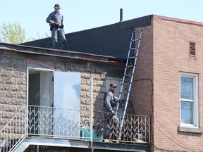 Sault Ste. Marie Police Service officer sinvestigate a homicide on James Street on Tuesday, May 18, 2021 in Sault Ste. Marie, Ont. (BRIAN KELLY/THE SAULT STAR/POSTMEDIA NETWORK)