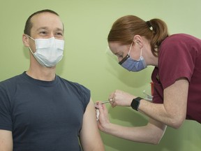 Master Warrant Officer Robert Nelson (left) receives the COVID-19 vaccine from medical technician Corp. Allaby LeBlanc at 4 Wing Health Services in Cold Lake on April 20, 2021.

Photo: Cpl Justin Roy/4 Wing Imaging