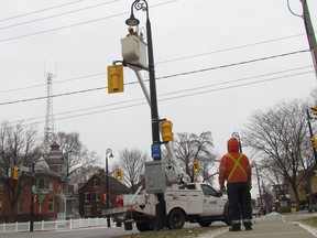 Bluewater Power lineman Jeff Kelly watches from the ground as lineman Mike Kerrigan repairs a streetlight on Monday January 9, 2017 at the corner of Wellington and Christina streets in Sarnia, Ont. Paul Morden/Sarnia Observer/Postmedia Network