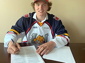 Oliver Smith signs an OHL standard player agreement with the Barrie Colts.