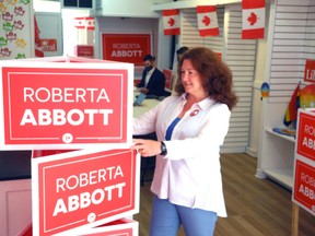 Liberal candidate Roberta Abbott helps set up Brockville campaign office. Wayne Lowrie/Recorder and Times