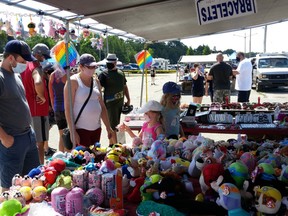 The toughest decision for Issi (right) and sister Maggie Kelly was which toy to pick as the Oshawa family, including mom Jen and dad Jason, enjoyed the Port Elgin Beach Market August 18.