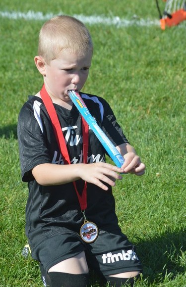 Henryk vanRavenhorst and his Team Black buddies enjoy cool treats at the U5 fun day marking the end of their 2021 Brockville soccer season on Saturday morning.
Tim Ruhnke/The Recorder and Times