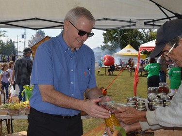 Stormont-Dundas-South Glengarry MPP Jim McDonell buying some local goodies at the Iroquois Apple Festival on Saturday September 18, 2021 in Cornwall, Ont. Shawna O'Neill/Cornwall Standard-Freeholder/Postmedia Network