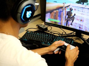 Jedruk Deguzman joue à Fortnite à l'entraînement pour l'équipe d'esports Keyano le mardi 7 septembre 2021. Laura Beamish / Fort McMurray Today / Postmedia Network