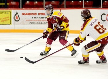 Timmins Majors captain Bradley Moore prepares to move the puck before being checked by Team White forward Nathan Dutkiewicz during the GNU18L team’s intersquad contest game at the McIntyre Arena Saturday night. The Majors will be heading to the Ottawa Senators Showcase Tournament on Thursday, with their first game scheduled for Friday morning. THOMAS PERRY/THE DAILY PRESS
