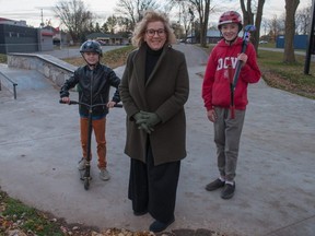 Jean Alice Rowcliffe memberikan uluran tangan kepada saudara Quinn dan Sullivan Bolton saat mereka meluncurkan kampanye akar rumput untuk memperluas skatepark di St. Marys.  (Chris Montanini/Stratford Beacon Herald)
