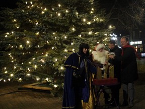 Town crier Dave Saad, Santa Claus, Nipissing-Timiskaming MP Anthony Rota and North Bay Mayor Al McDonald throw the switch to officially light up the downtown Christmas tree in North Bay, Thursday.
PJ Wilson/The Nugget