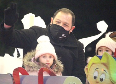 Rotary Reverse Santa Claus Parade on Queen Street East on Saturday, Nov. 20, 2021 in Sault Ste. Marie, Ont. Mayor Christian Provenzano and his daughters attend. (BRIAN KELLY/THE SAULT STAR/POSTMEDIA NETWORK)