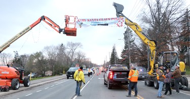 Rotary Reverse Santa Claus Parade on Queen Street East on Saturday, Nov. 20, 2021 in Sault Ste. Marie, Ont. Preparing arch to welcome parade-goers at Queen and Pine streets. (BRIAN KELLY/THE SAULT STAR/POSTMEDIA NETWORK)