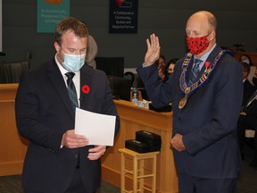 Mayor Bob Young is sworn in by Leduc-Beaumont MLA Brad Rutherford during a ceremony at city hall Nov. 1. (Ted Murphy)