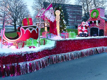 Santa Claus made his arrival in time to set up his float.