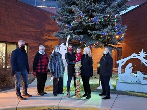 The 2021 Points of Light campaign kicked off on Nov. 25 in front of the High River Hospital with the lighting of the star in memory of Dr. Len Senger.