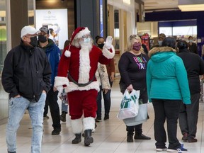 Santa Claus greets shoppers at White Oaks Mall in London, Ont. on Sunday December 5, 2021. (Derek Ruttan/The London Free Press)