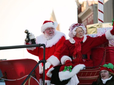 Santa and Mrs. Claus greet a crowd of festive Woodstonians during Sunday afternoon's Santa Claus Parade.
BRUCE URQUHART/SENTINEL-REVIEW