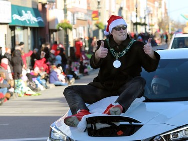 Woodstock Mayor Trevor Birtch gives the crowd a double thumbs-up Sunday during the city's Santa Claus Parade.
BRUCE URQUHART/SENTINEL-REVIEW