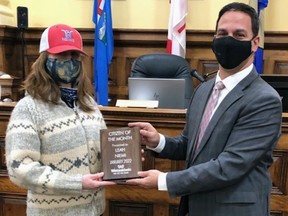 Wetaskiwin Mayor Tyler Gandam presented Leah Niemi with Wetaskiwin January 2022 Citizen of the Month award at Monday’s regular City Council meeting.
—Ren Goode
