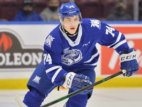 Mississauga Steelheads forward Zander Veccia plays in a 2021-22 OHL game. (Photo by Terry Wilson/OHL Images)