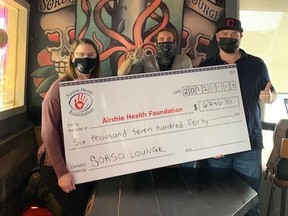 Sorso Lounge presents the Airdrie Health Foundation with $6,740 raised from sales of the Yankee Valley Boulevardier. The donation finished fundraising for a new baby warmer for urgent care. Photo courtesy of Michelle Bates/the Airdrie Health Foundation.
