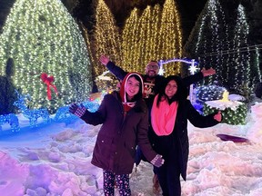 Emilia Peralta Castillo, de 11 años, es fotografiada con sus padres Claudio Peralta Leiva y Blanca Castillo Alvarez en su nuevo hogar en Sudbury. La familia comenzó a grabar videos musicales juntos mientras tomaban la foto de la pandemia de COVID-19.