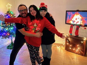 Emilia Peralta Castillo, de 11 años, es fotografiada con sus padres Claudio Peralta Leiva y Blanca Castillo Alvarez en su nuevo hogar en Sudbury.  La familia comenzó a grabar videos musicales juntos mientras tomaban la foto de la pandemia de COVID-19.