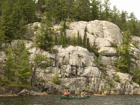 Le lac Laundry est situé en face de Wolf Lake Ridge.  Nous étions tous émerveillés depuis nos canots par la beauté du paysage devant nous, ainsi que par le travail que nous venions de terminer.  J'ai commencé la saison 2021 avec un voyage de cinq jours du lac Wolf au lac Chiniguchi, avec un groupe de mes rameurs (nous avons utilisé des canoës pour ce voyage; Coral est resté à la maison).  Nous avons effectué neuf transferts au cours de ces cinq jours, y compris la montée de Wolf Lake Ridge, qui s'élève presque à la verticale du célèbre Wolf Lake sur environ 60 m, puis suit le sommet de la crête sur 750 m avant de redescendre vers le Wash Lake.