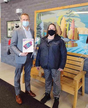 Pateikta nuotrauka Vietinė menininkė Roselyn Andress padovanojo pranešimą prieš patyčias Espanola vidurinei mokyklai. Dovaną priėmė vicedirektorius Yves'as Poirier.