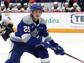 Dominic Jendick zo Sudbury Wolves sleduje hru počas zápasu OHL proti Kingston Frontenacs v Sudbury Community Arena v Sudbury, Ontario.  v piatok 4. februára 2022. John Lappa / Sudbury Star / Postmedia Network