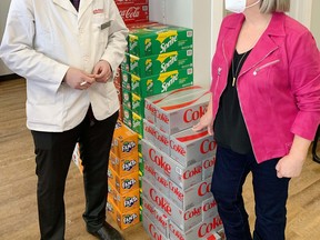 Pemimpin Oposisi NDP Ontario Andrea Horwath berbicara kepada pemilik Pharmasave Jordan Jack tentang pentingnya berinvestasi dalam perawatan kesehatan Ontario Utara. Horwath berada di Sault Ste. Marie Monday dengan kanadiat lokal Michele McCleave-Kennedy. ELAINE DELLA-MATTIA