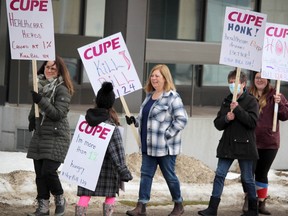 Picketers wanting the Ontario governemnt to repeal Bill 124 picket outside MPP Ross Romano's constituency office in Sault Ste. Marie, Ont., on Friday, March 18, 2022. (BRIAN KELLY/THE SAULT STAR/POSTMEDIA NETWORK)
