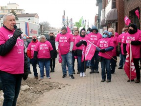 Ontario Council of Hospital Unions presiden Michael Hurley berbicara kepada sekitar dua lusin pekerja kesehatan yang menyerukan diakhirinya Bill 124, Rabu, di depan kantor Nipissing MPP Vic Fedeli. PJ Wilson/The Nugget