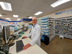 Jim Warburton a lucrat în comunitatea Fort Saskatchewan de aproape 40 de ani ca farmacist la Shopper's Drug Mart.  El urmează să treacă la pensie în această vară.  Fotografie furnizată.