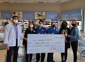 Raj Bhardia, stânga, a prezentat un cec la Unitatea de servicii pentru victime din Fort Saskatchewan la începutul acestui an în numele Shopper's Drug Mart local. Bhardia urmează să preia funcția de proprietar al locației din Southpointe în martie, deoarece fostul proprietar și farmacist Jim Warburton iese la pensie după 40 de ani. Fotografie furnizată.