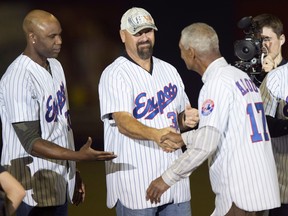 Former Montreal Expos manager Felipe Alou shakes hands with Larry Walker and Cliff Floyd (left) in 2014.