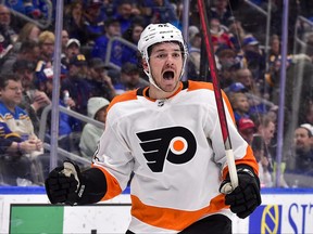 Pravý krídelník Philadelphia Flyers Hayden Hodgson (42) reaguje na svoj prvý gól v NHL proti St. Louis Blues počas tretej tretiny v Enterprise Center v St. Louis, Missouri, vo štvrtok 24. marca 2022. (Jeff Carey) - USA TODAY Sports)