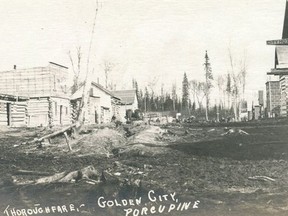Una vista de Golden City (ahora Porcupine) en la primavera de 1910: el Gold Central Hotel se ve a la izquierda.  Provisto/Museo Timmins