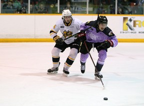 Ethan Ritchie (74) y Colby Barlow compiten por el disco en el primer período mientras el Owen Sound Attack organiza el Sarnia Sting para Hockey Fights Cancer Night en apoyo de la Canadian Cancer Society el sábado 26 de marzo de 2022 en Bayshore en Owen Sound . Greg Cowan/The Sun Times