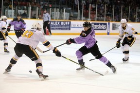 William Portokalis intenta usar a Chandler Romeo como pantalla mientras dispara el disco en el primer período mientras el Owen Sound Attack presenta el Sarnia Sting para Hockey Fights Cancer Night en apoyo de la Canadian Cancer Society el sábado 26 de marzo de 2022 en Bayshore en Sonido Owen. Greg Cowan/The Sun Times